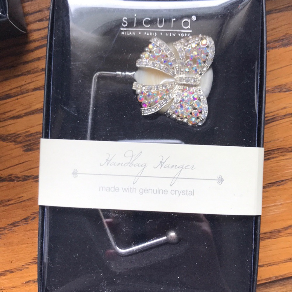 Sicura genuine crystal handbag holder. Bow. NIB